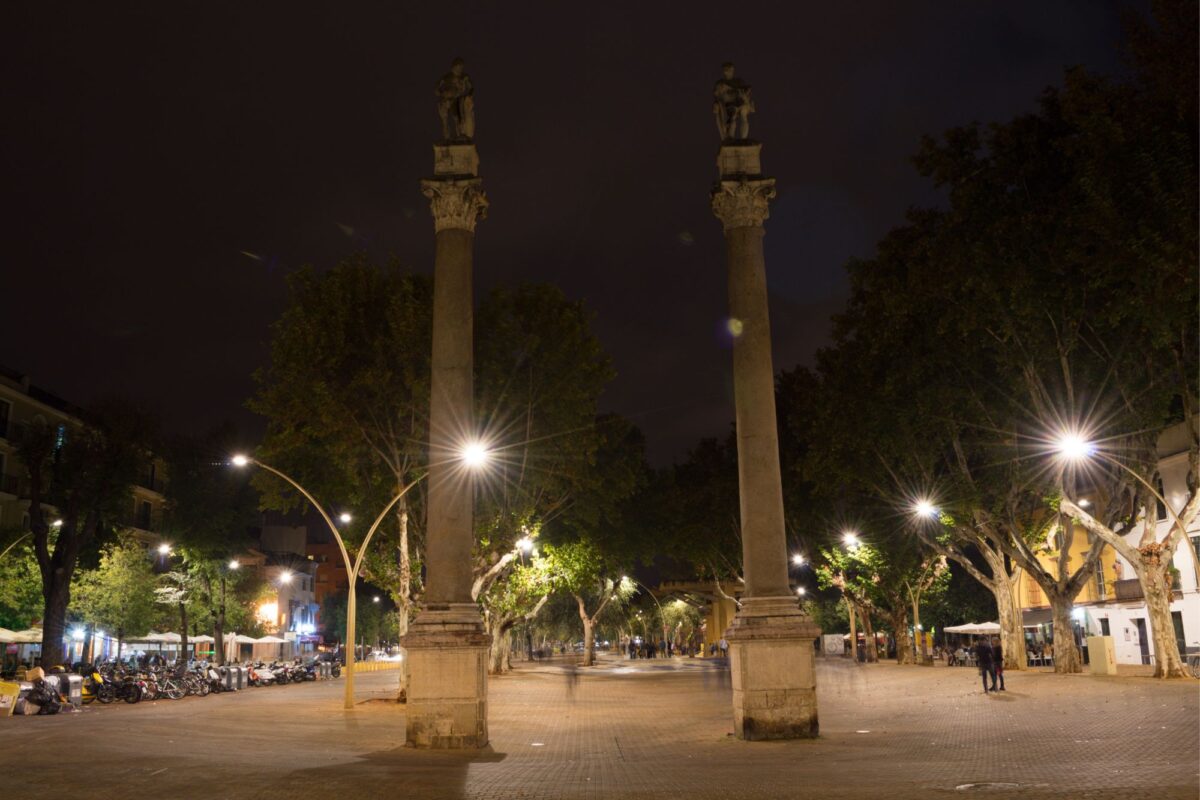 Comienzo de la Alameda de Hércules de Sevilla, con las dos columnas de Hércules en el centro de la imagen