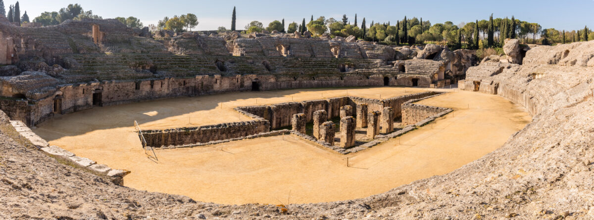 Vista panorámica del interior del anfiteatro romano de Itálica, con el foso en el centro de la arena