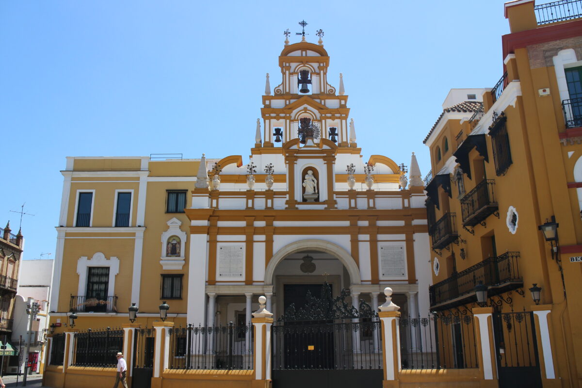 Fachada de la Basílica de la Macarena de Sevilla