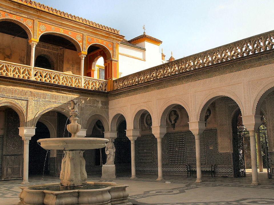 El interior de la Casa de Pilatos, con una fuente de agua de mármol en el centro