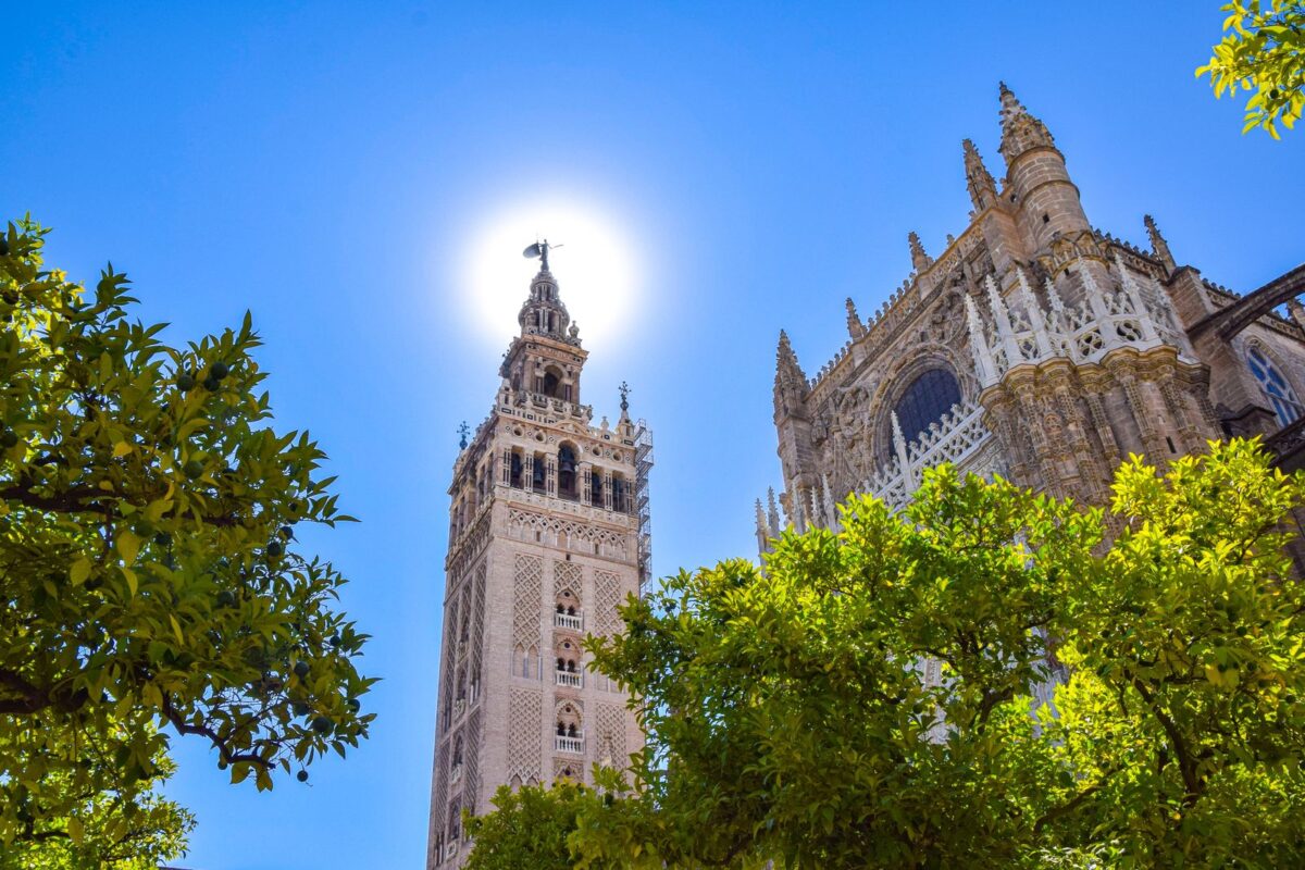 Vista de la Giralda de Sevilla junto a la Catedral en un día soleado.