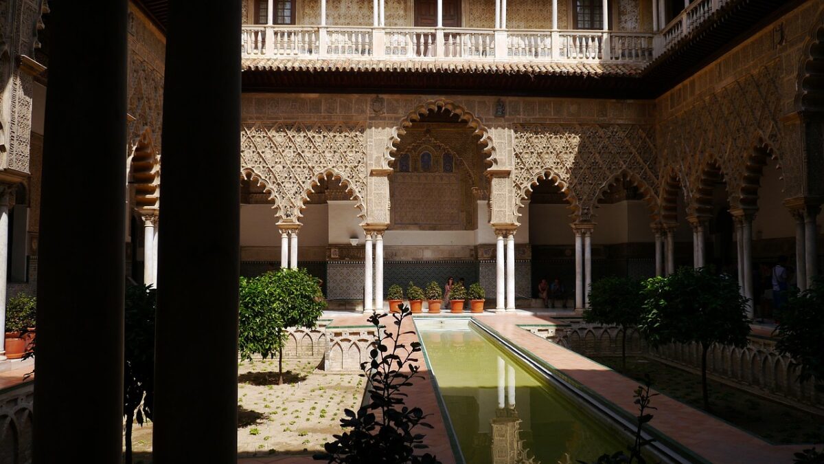 Vista de uno de los patios interiores del Real Alcázar de Sevilla