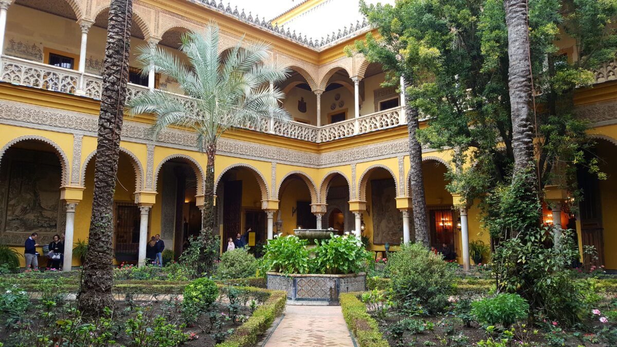Interior ajardinado del Palacio de las Dueñas de Sevilla