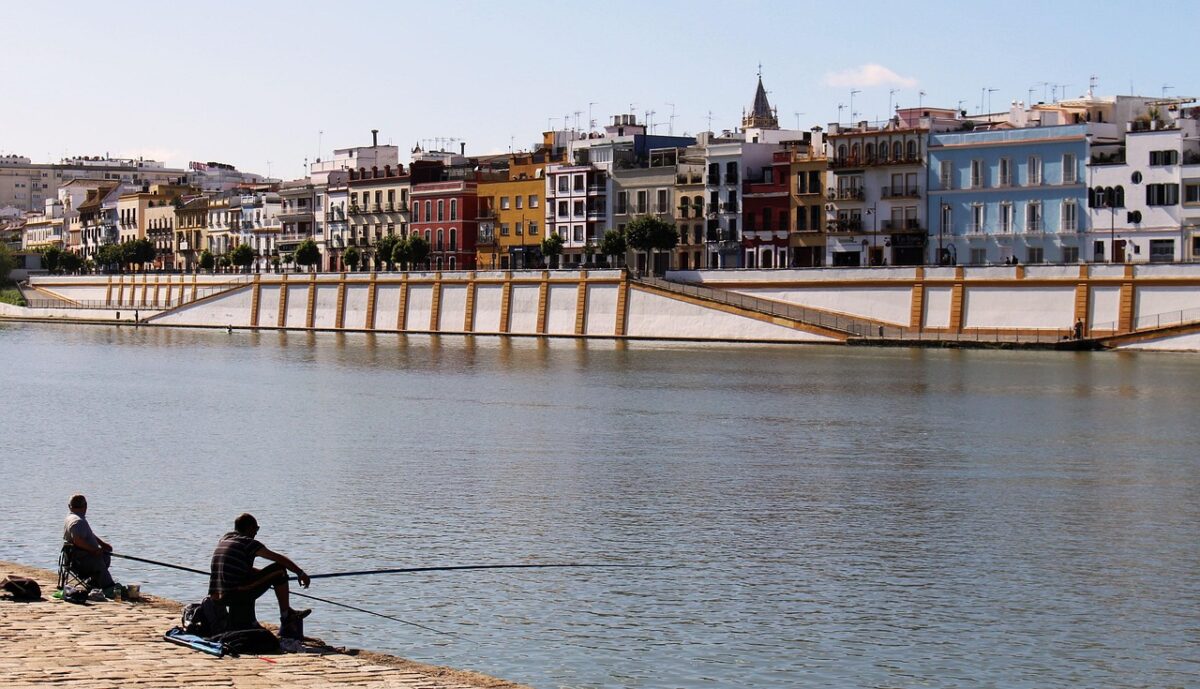Imagen panorámica de la calle Betis en el Barrio de Triana de Sevilla, tomada desde la orilla contraria del Río Guadalquivir