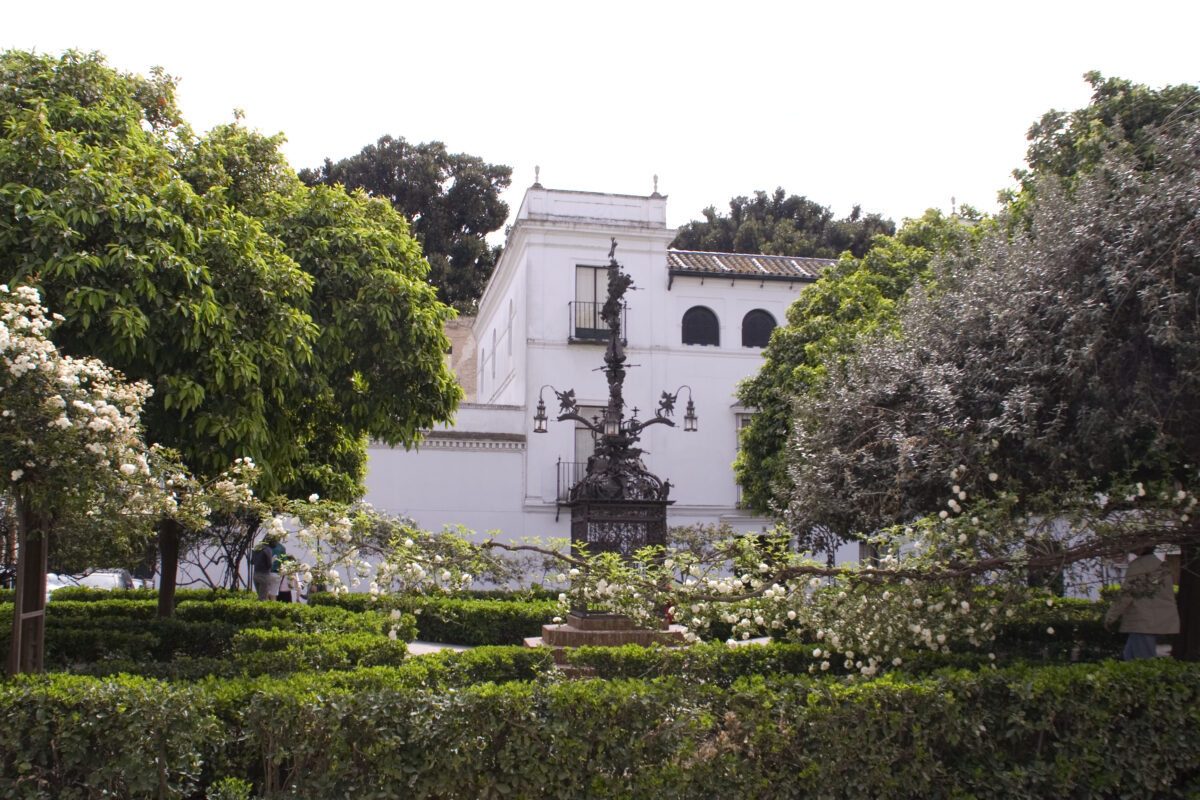 Imagen de la Plaza de Santa Cruz, dominada en el centro por una farola rodeada de jardines