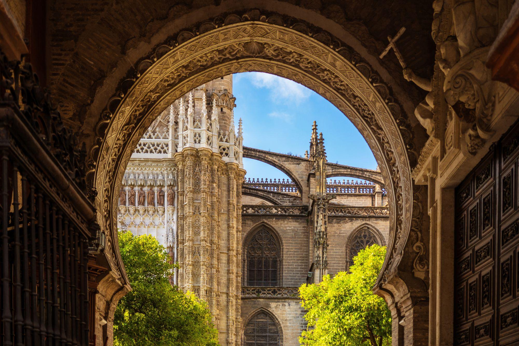 Vista de la Catedral de Sevilla desde la Puerta de los Naranjos